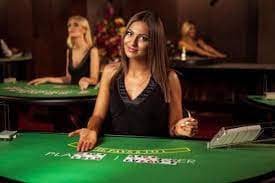 Texas Hold'em Bonus live dealer table on fatcai showing community cards, player hand, and betting options